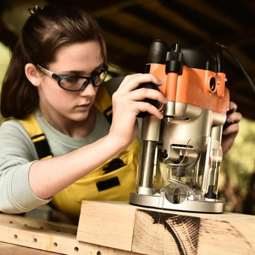 Carpenter woman in Dubai